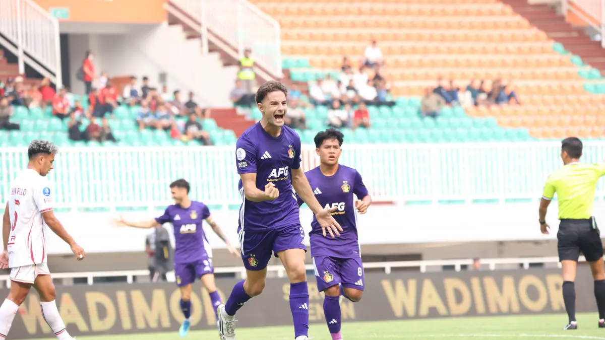 Momen Jose Enrique usai membobol gawang Garudayaksa FC. (FOTO: Persik Kediri)