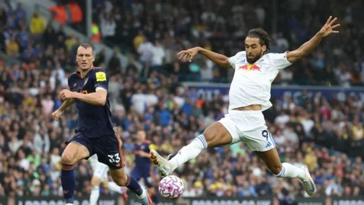 Dominic Calvert-Lewin (kanan) dari Leeds United mengendalikan bola di bawah tekanan dari Dan Burn. (RTE)
