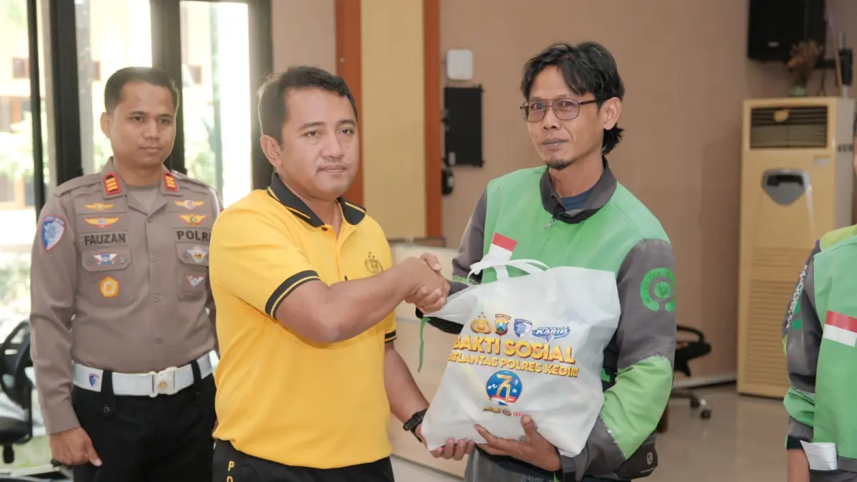 Kapolres Kediri didampingi Kasatlantas lakukan baksos ke ojol. (Foto Polres Kediri)