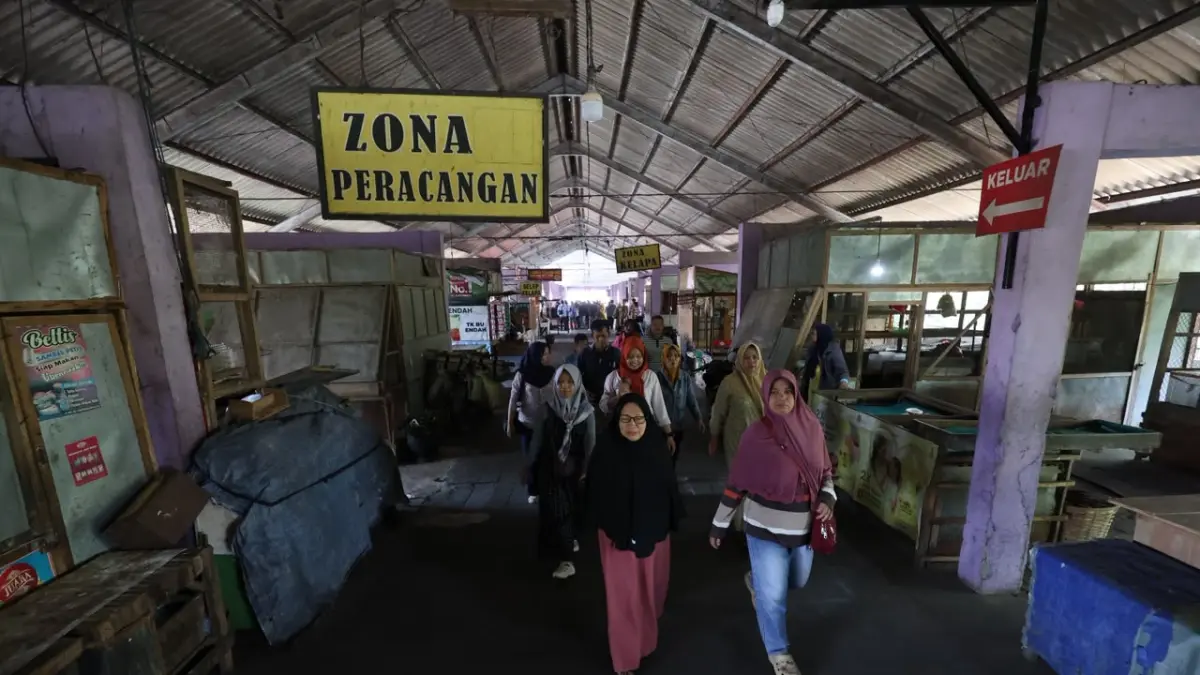 KEMBALI BERDAGANG : Pedagang Pasar Bandar kembali ke lapaknya setelah melakukan dialog dengan Pemkot Kediri beberapa waktu lalu. (Wahyu Adji/JPRK)
