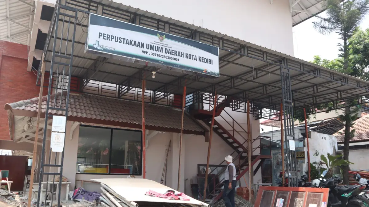 Pekerja melakukan perbaikan Perpustakaan Umum Daerah Kota Kediri yang berada di Jalan Diponegoro 01 Kelurahan Pocanan, Kecamatan Kota. (Foto: Ayu Isma)