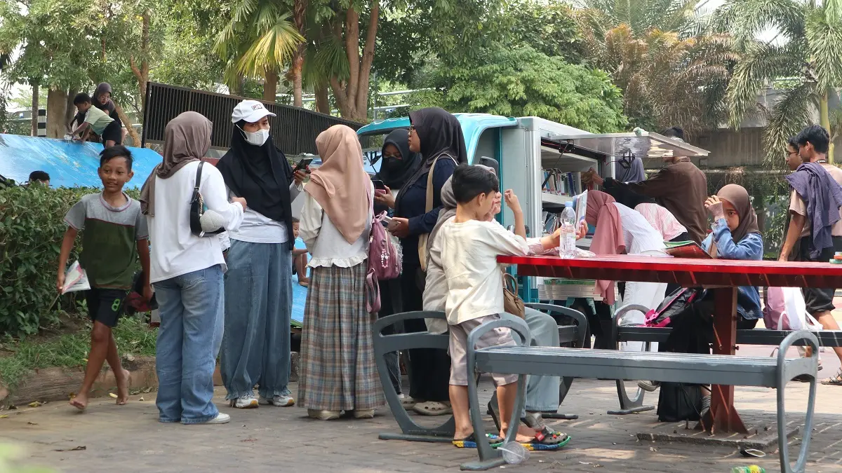 Perpustakaan keliling yang ramai dikerumuni pengunjung di Taman Brantas Kota Kediri. (Foto: Ayu Isma)