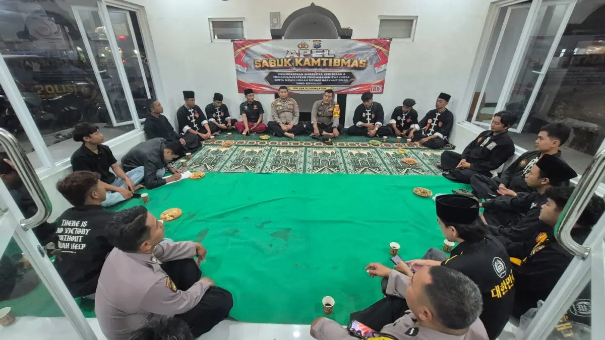 Polsek Plosoklaten saat lakukan pertemuan. (Foto Polsek Plosoklaten)