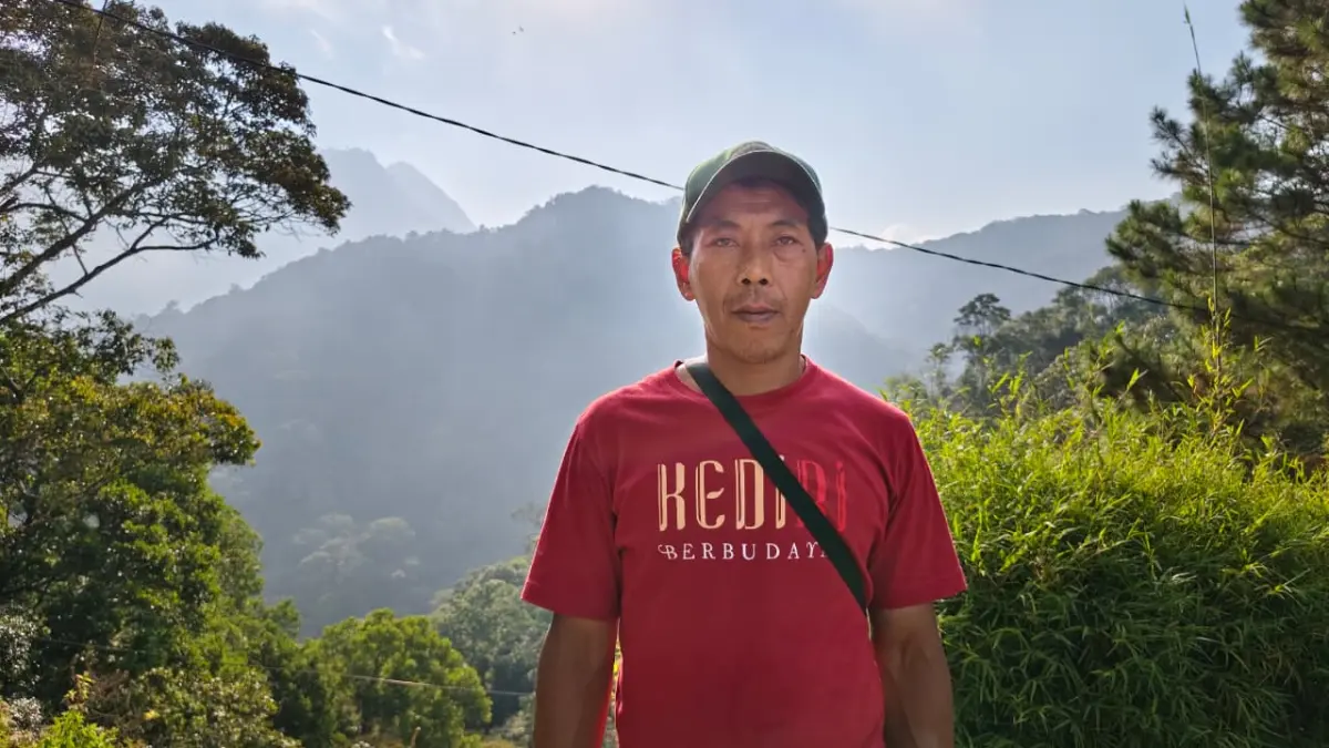 Tarmono. Pria ini adalah petugas penjagaan jalur pendakian Tembelang dan Warisan Budaya Tak Benda Batu Tulis. (Foto Asad MS)
