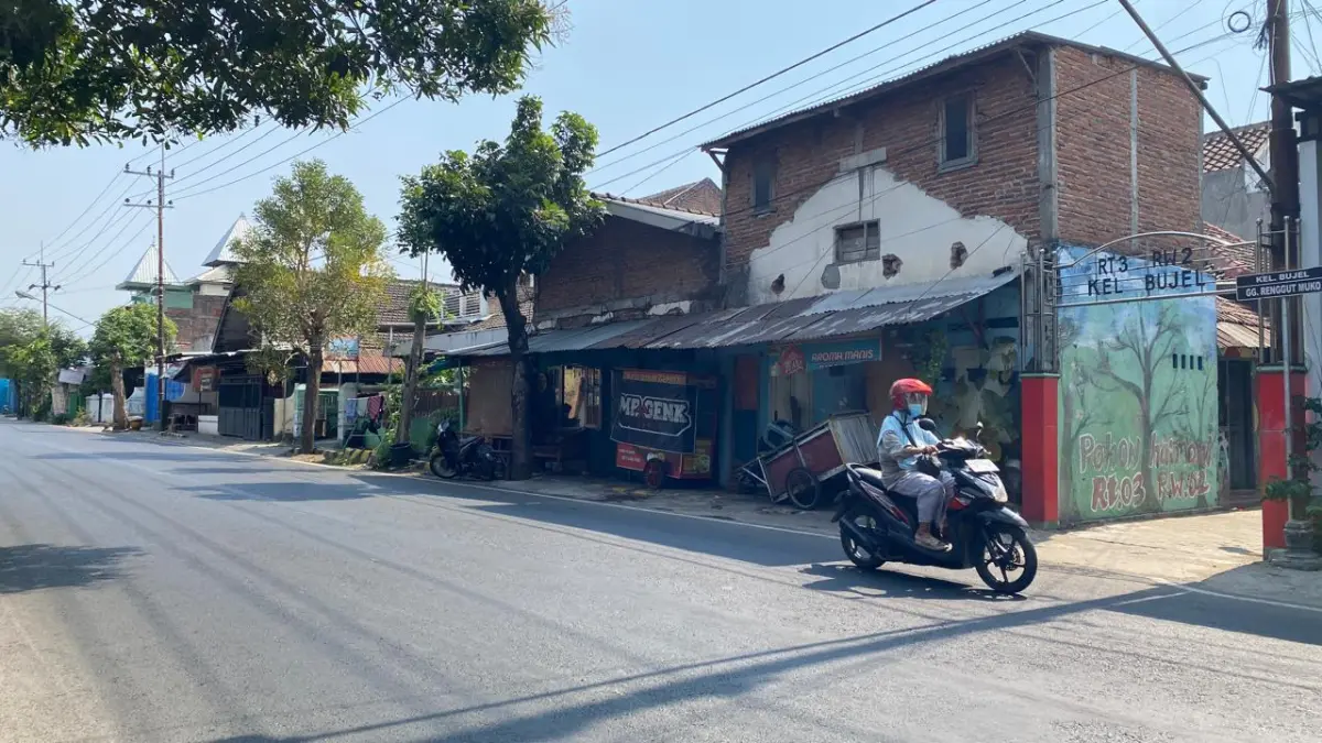 Warga melintas di depan rumah korban yang hilang kontak karena menumpang di kapal virgo. (Hilda/JPRK)