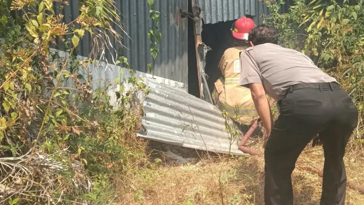 Damkar saat berusaha memadamkan api. (Foto Damkar Kabupaten Kediri)