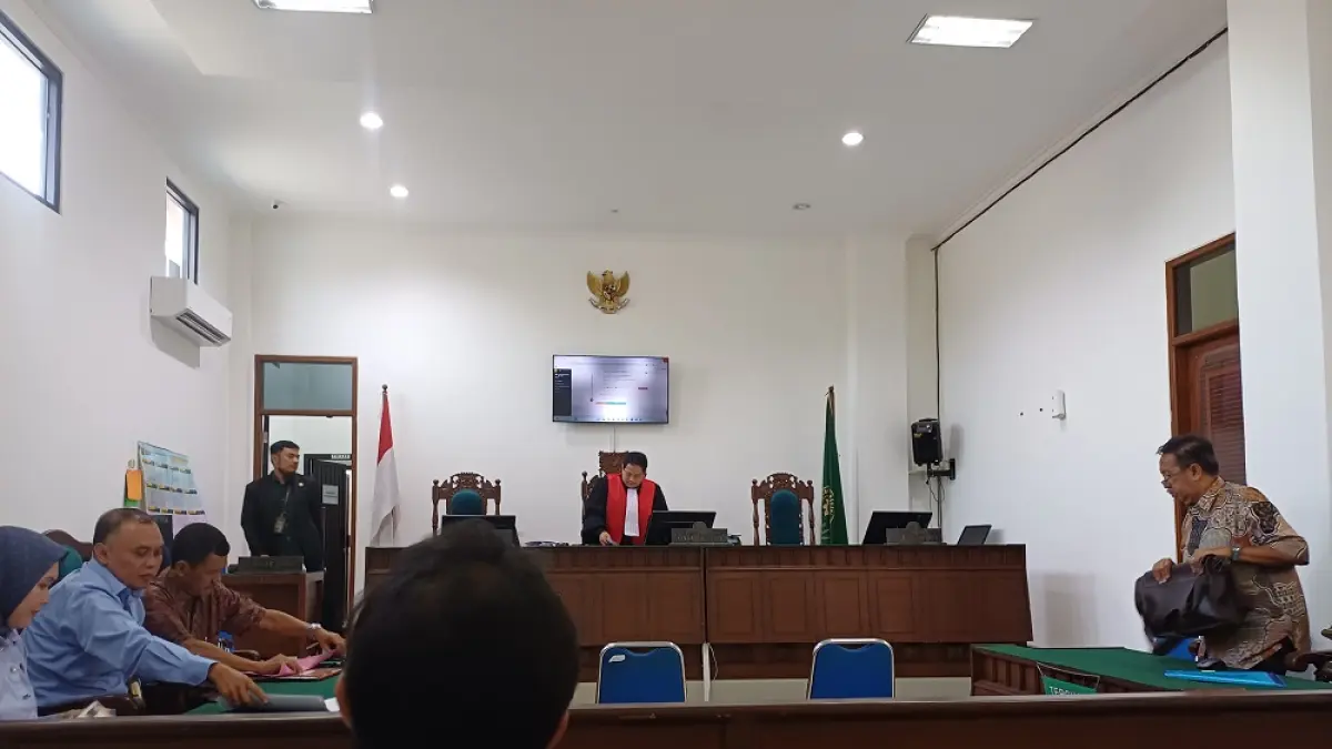 suasana usai hakim menutup sidang konsinyasi Alun-alun Kota Kediri di Pengadilan Negeri Kediri.