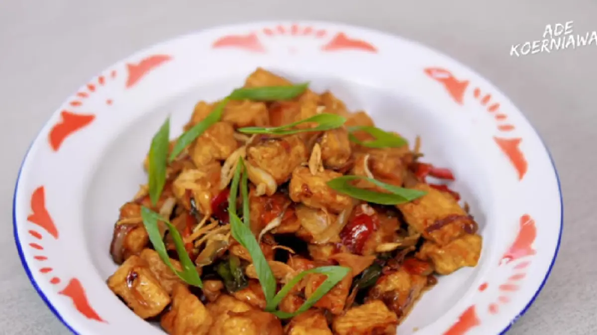 Tumis tahu kecap dengan cita rasa gurih dan manis. (Tangkap Layar YouTube/Ade Koerniawan)