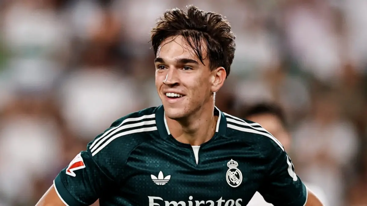 Carlos Espí jadi pahlawan Real Madrid lewat gol menit 90+1 untuk menaklukkan Elche 3-2. (sumber: @realmadrid)