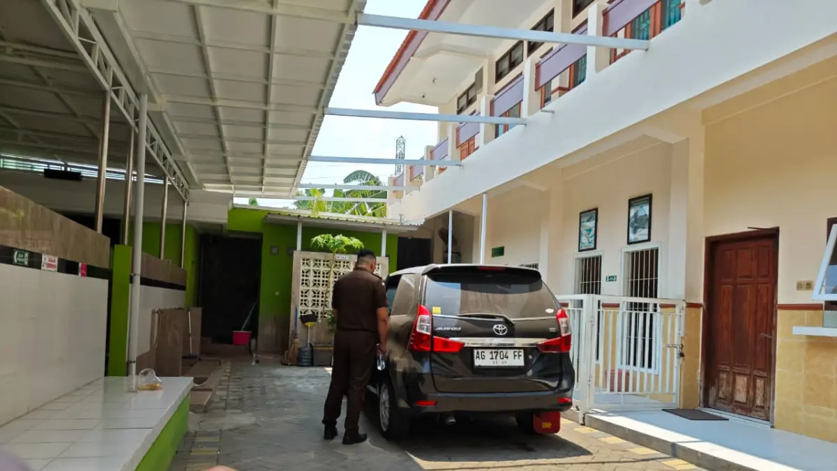 Jaksa mengawal terdakwa. (Foto Asad MS)