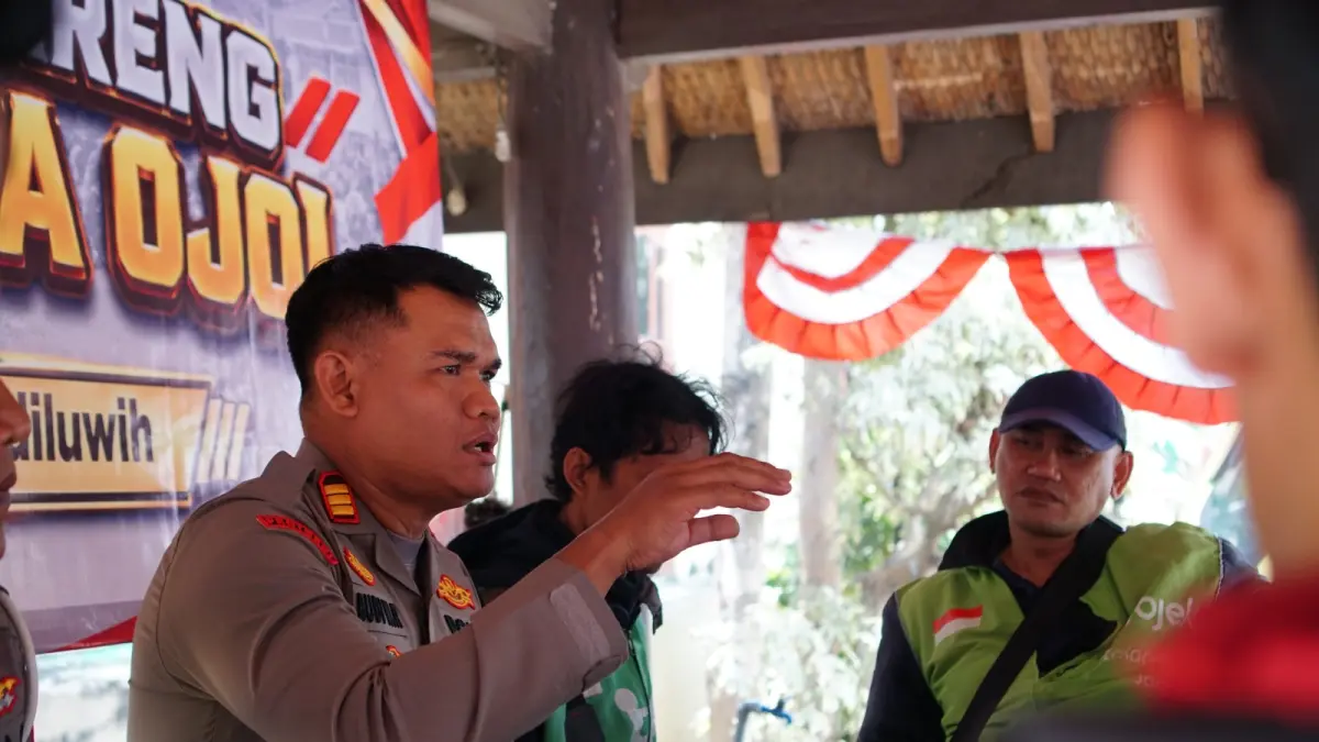 Kapolsek Ngadiluwih menemui para ojol. (foto Polres Ngadiluwih)