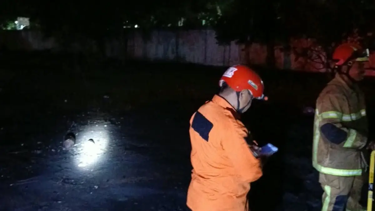 Petugas saat melakukan proses pemadaman api. (Foto Damkar Kabupaten Kediri)