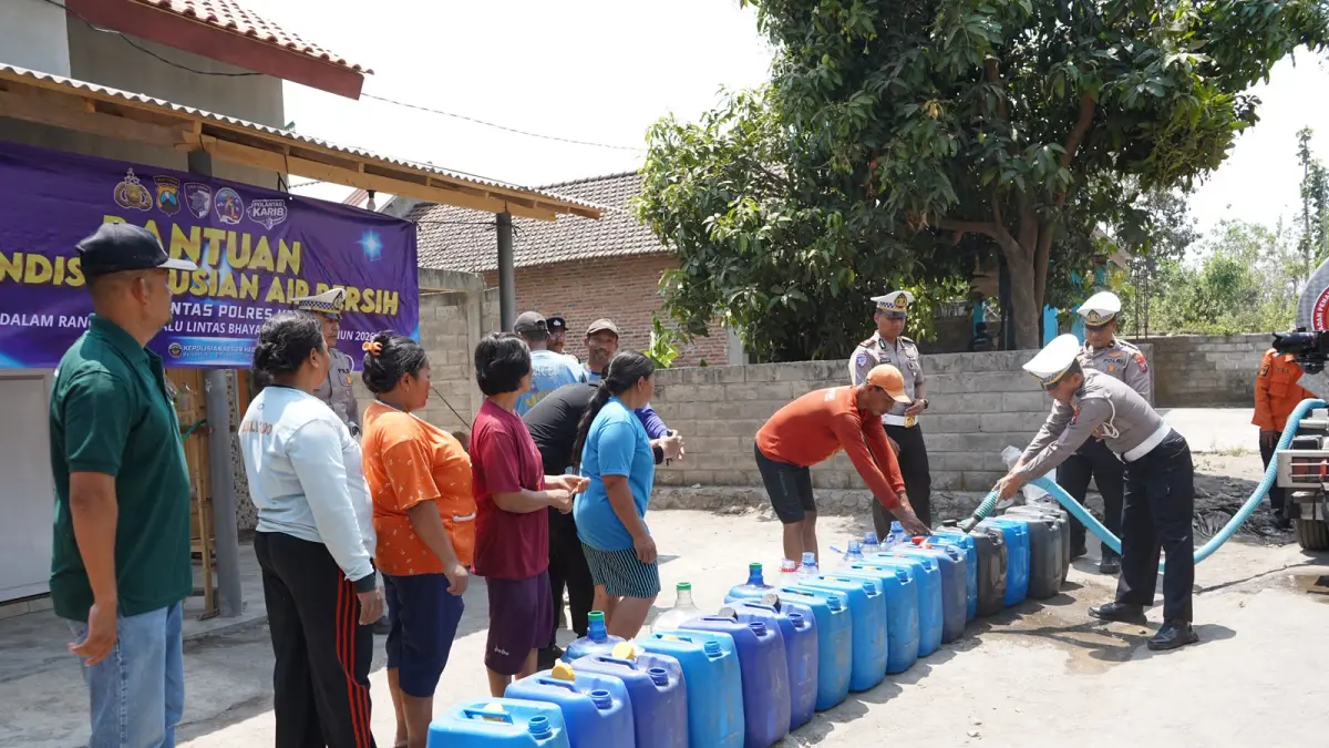 Satlantas Polres Kediri menyalurkan bantuan air bersih kepada warga Desa Manggis, Kecamatan Puncu, Kabupaten Kediri, Senin (14/9/2026).