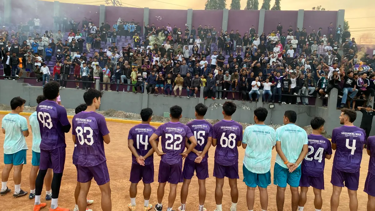 Suporter Macan Putih memberi semangat skuad Persik Kediri menjelang derby kontra Arema FC. (EMILIA SUSANTI/JPRK)