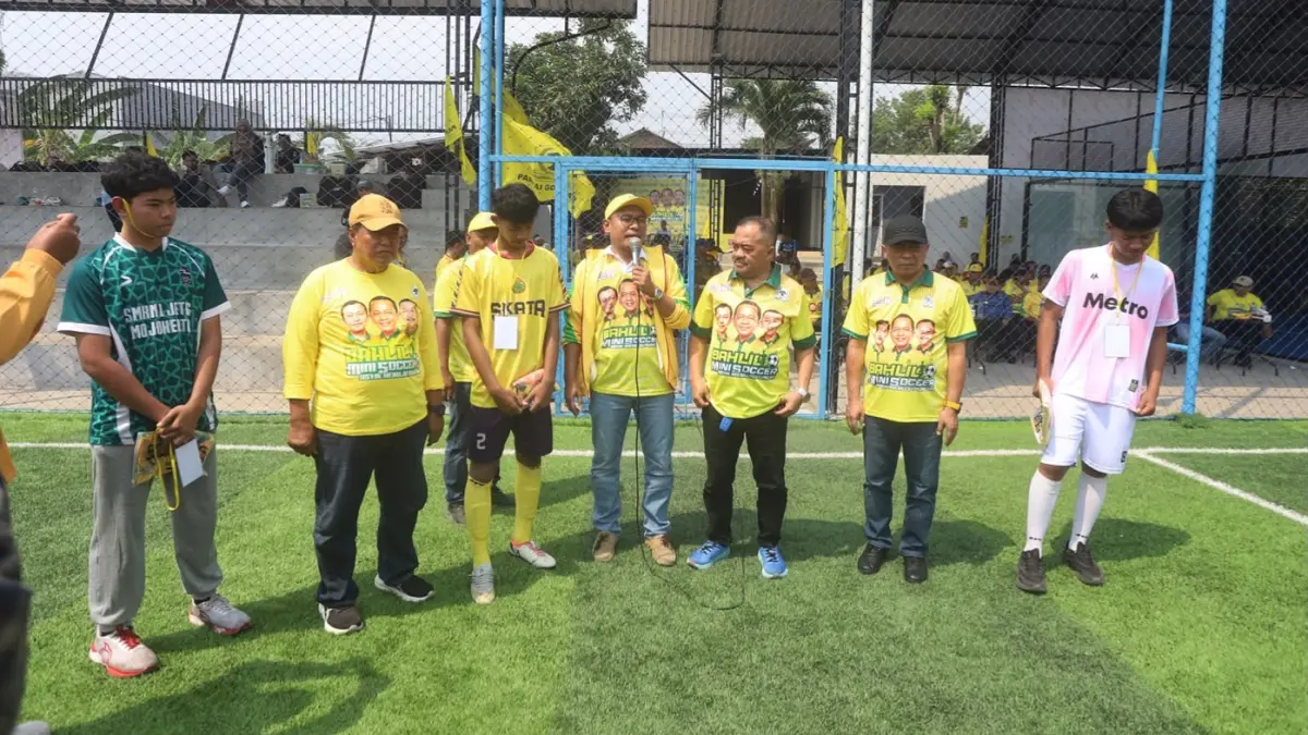 MOTIVASI DAN PENDIDIKAN POLITIK: Wakil Ketua DPD Partai Golkar Jatim Arif Fathoni menyampaikan sambutan sekaligus membuka Turnamen Bahlil Mini Soccer Asyik Menuju Puncak Zona 6, di Asri Sport Centre, Ngoro, Mojokerto, kemarin (17/9). (SOFAN KURNIAWAN/RADAR MOJOKERTO)
