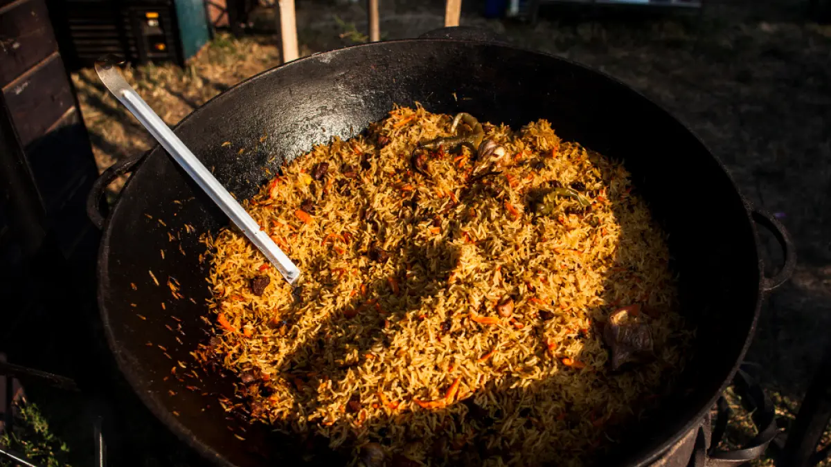 Ilustrasi olahan nasi yang dimasak menggunakan panas langsung, memberikan karakter aroma tersendiri pada masakan. (Freepik)
