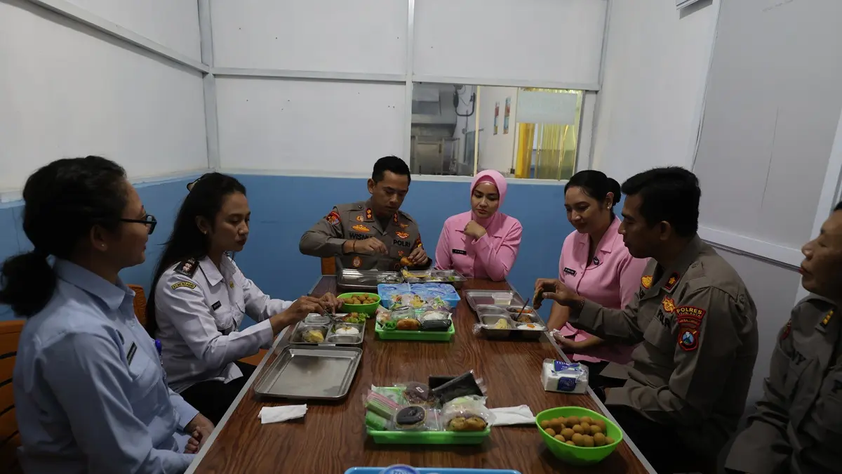 Kapolres Kediri Kota AKBP Kresno Wisnu Putranto saat menyantap menu dari SPPG Polres Kediri Kota 1.