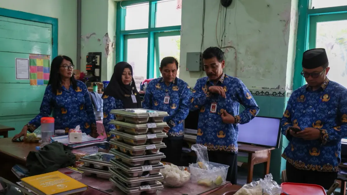 Kepala Disdik Kota Kediri Mandung Sulaksono (dua dari kanan) mengecek menu MBG yang diduga memicu keracunan siswa SDN Kampungdalem 3. (Wahyu Adji/JPRK)