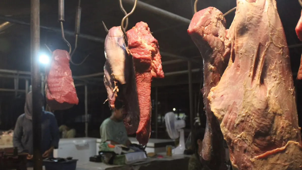penjual daging sapi di kota kediri, di pasar setono betek yang sedang mengalami kenaikan harga / Himalaya Azzahra JPRK