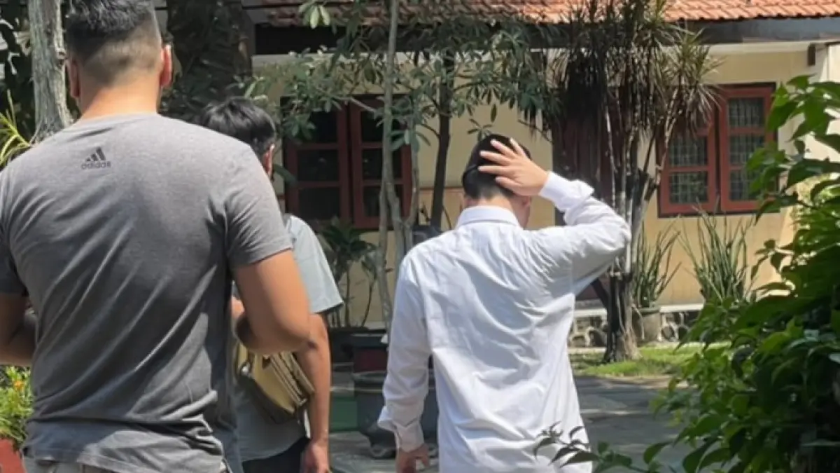 ABH (Anak Berhadapan Dengan Hukum) dengan inisial MN, keluar dari ruang sidang setelah pembacaan putusan.