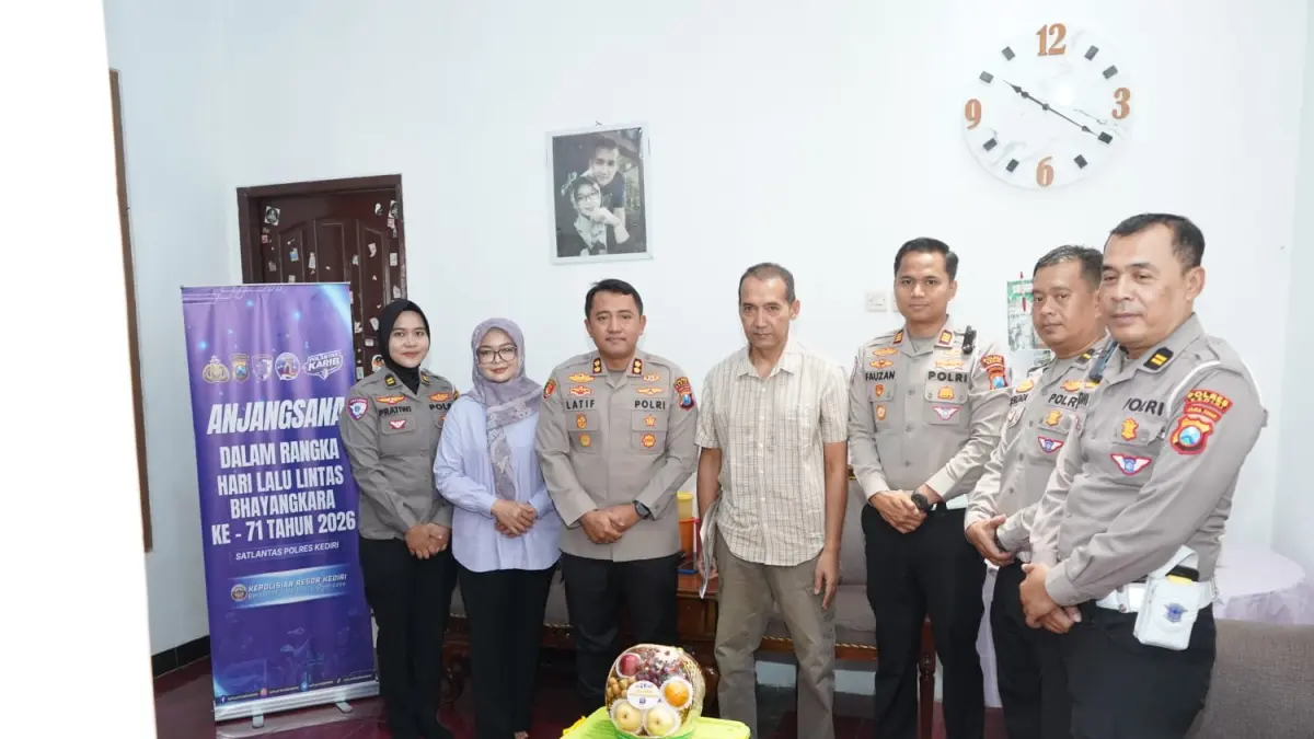 HUT Lalu Lintas Bhayangkara ke-71, Kapolres Kediri kunjungi Anggota yang Sakit.
