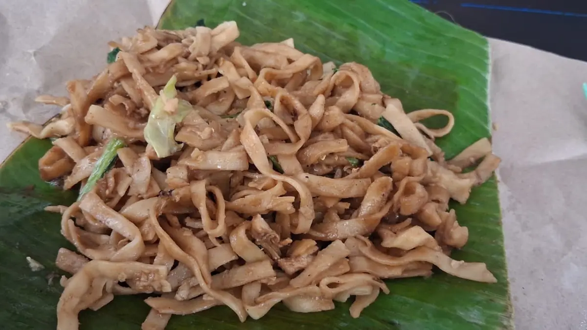Mie goreng menjadi salah satu menu lain di Warung Pak Eko dengan isian ayam, telur, dan sayuran. (Foto: Mifta Dwi Saifin Nisa)
