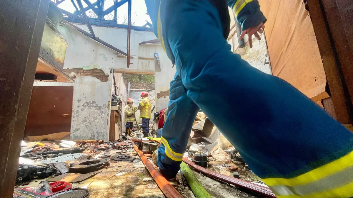 Petugas pemadam kebakaran Kota Kediri saat melakukan proses penanganan rumah kebakaran di ngadisimo gang 1, Kota Kediri.