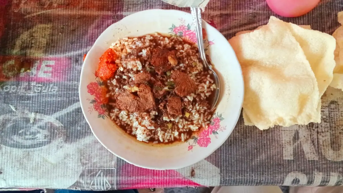 Seporsi Rawon Bu Narno yang dibanderol sekitar Rp8 ribu di Kediri.