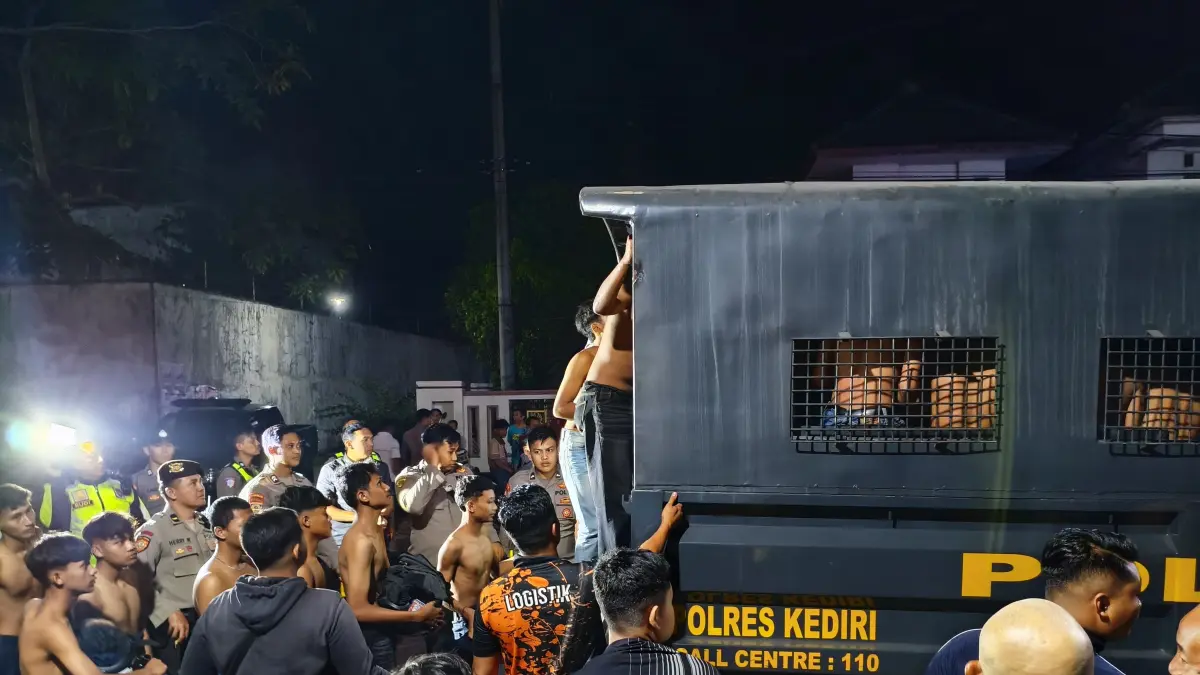 Puluhan Pemuda Diduga Oknum Suporter Sepak Bola Dihadang Polisi di Kepung Kediri.