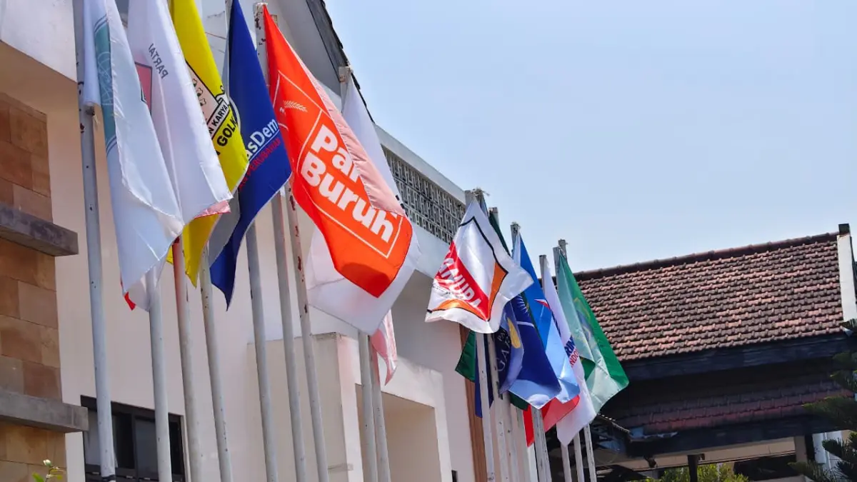 Ilustrasi bendera parpol di depan Kantor KPU Kabupaten Kediri. (Foto: Asad MS)