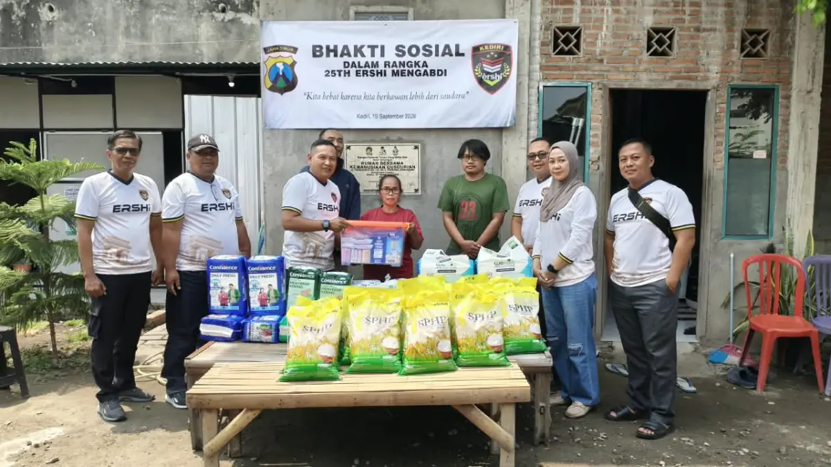 Aksi sosial komunitas Ershi Polres Kediri di Rumah Lansia Gusdurian, Kecamatan Pare, Sabtu (19/9)