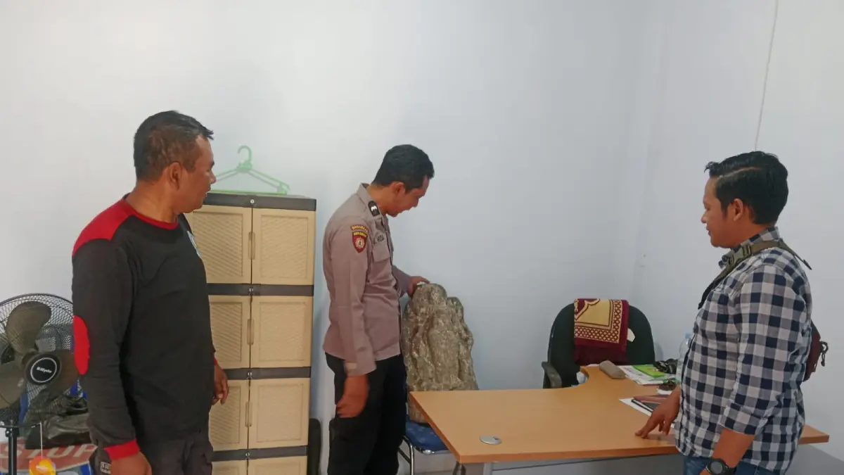Arca yang sekarang disimpan di Polsek Plosoklaten. (Foto Polsek Plosoklaten)