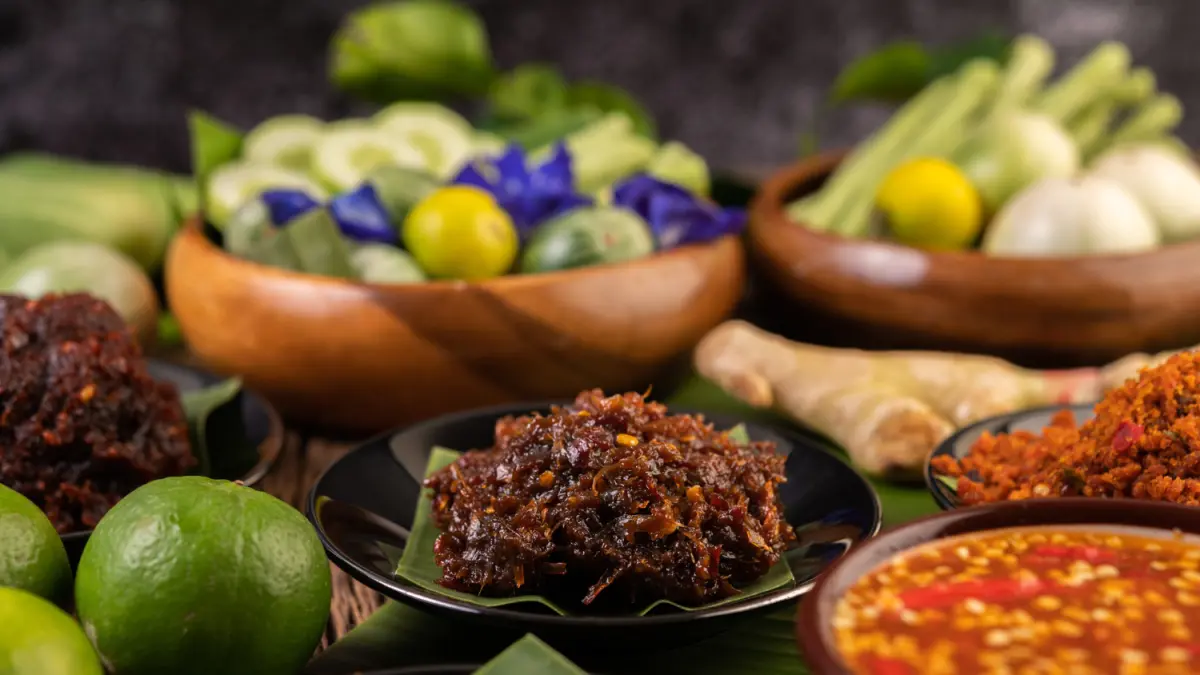Ilustrasi sambal dan aneka pelengkap yang kerap hadir dalam sajian rumahan Indonesia. (Freepik)