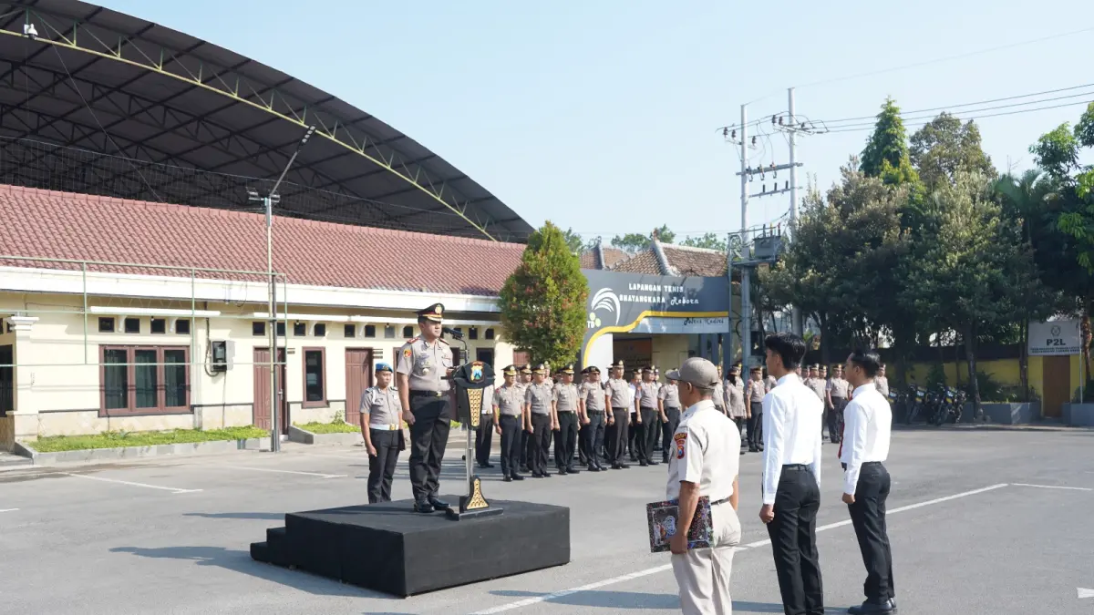 Kapolres Kediri saat memimpin apel. (Foto Polres Kediri)