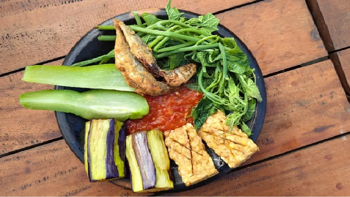 Menu lalapan sambel yang berisi rebusan labu siam dan daun labus siam, terong serta tempe dan ikan asin yang bisa ditemui di area Wisata Besuki. (Foto Asad MS)