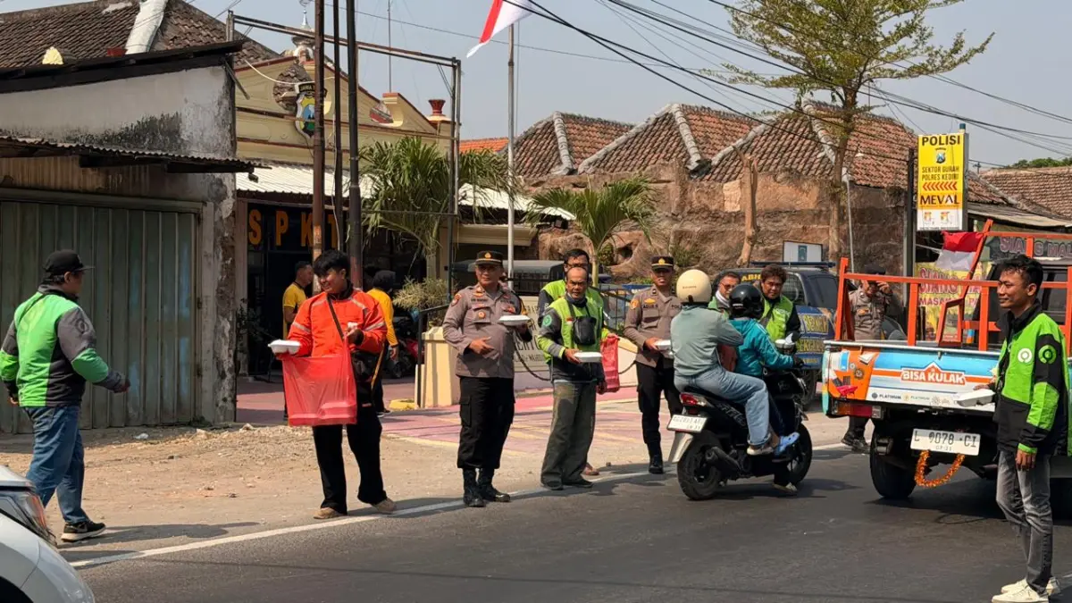 Polsek Gurah dan komunitas ojek online berbagai makanan kepada masyarakat.