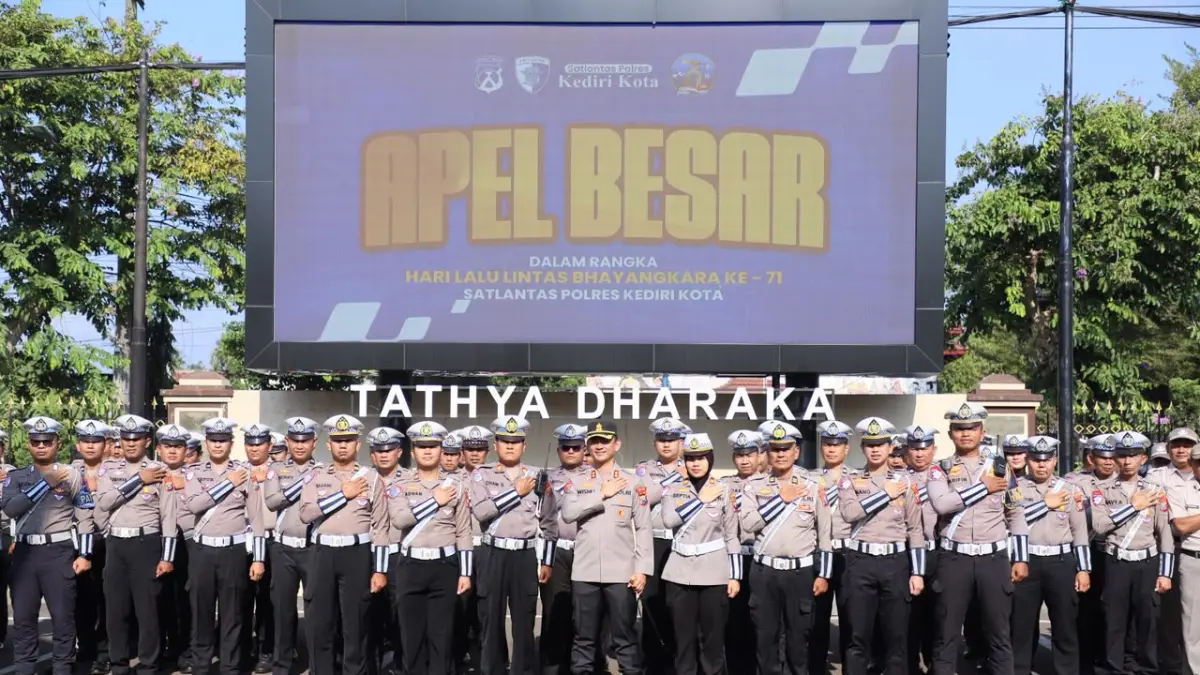 Kapolres Kediri Kota AKBP Kresno Wisnu Putranto bersama jajaran memperingati Hari Lalu Lintas. (Polres Kediri Kota for JPRK)