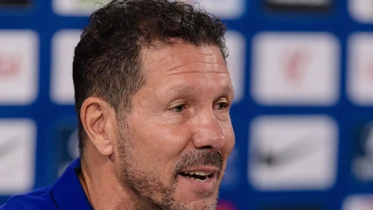Pelatih Atlético Madrid, Diego Simeone, memberikan keterangan kepada media dalam sesi konferensi pers. (sumber: @Atlético Madrid)