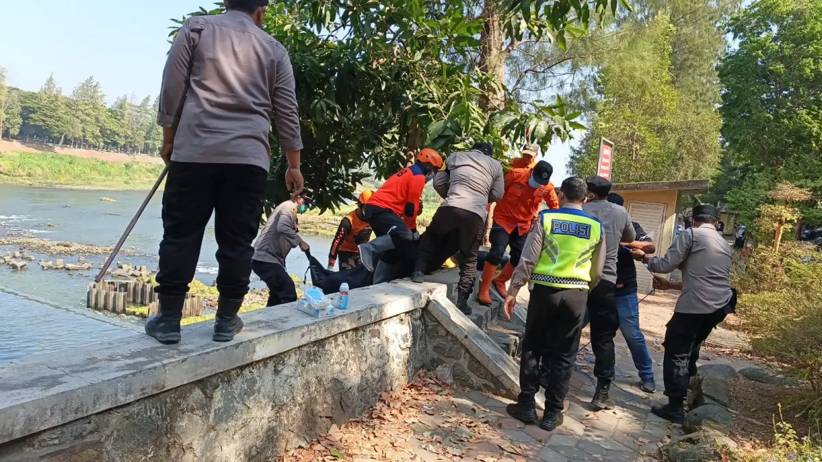 Polisi dan BPBD lakukan evakuasi mayat wanita tanpa identitas