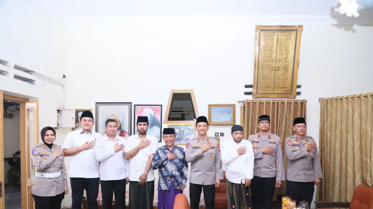 Kapolres Kediri Kota AKBP Kresno Wisnu Putranto melakukan kunjungan ke Ponpes Lirboyo untuk perkuat keamanan. (Polres Kediri Kota for JPRK)