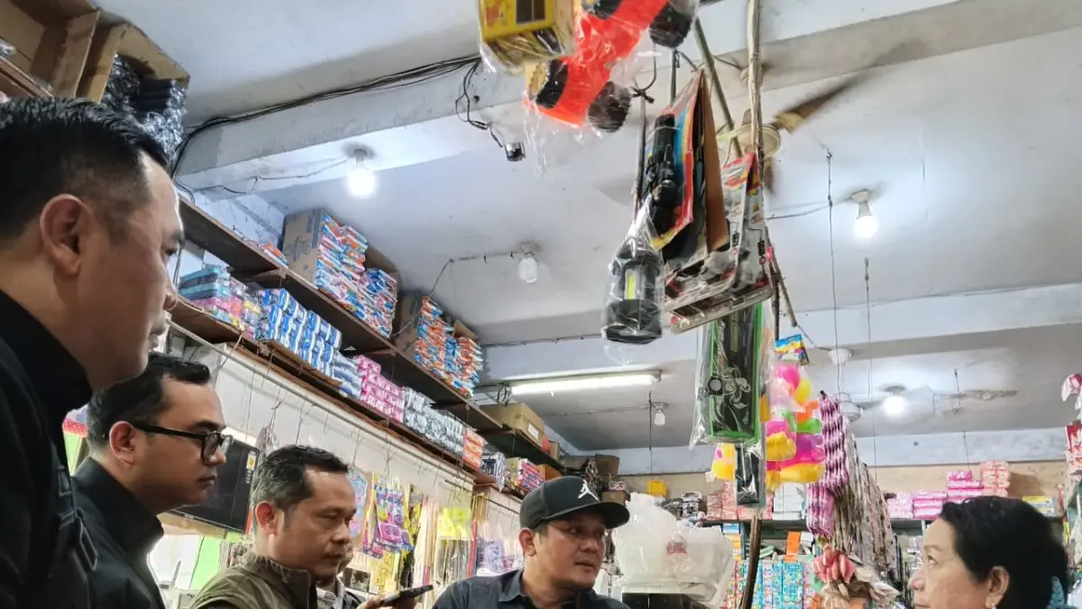 Komisi B DPRD Kota Kediri berdialog dengan pedagang saat melaksanakan sidak di Pasar Bandar, Rabu pagi (23/9). (Foto: Hilda Nurmala)
