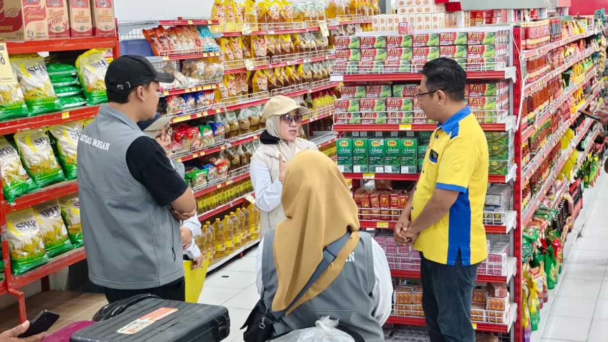 Satgas pangan lakukan sidak beras di toko modern Pare. (Foto Asad MS)