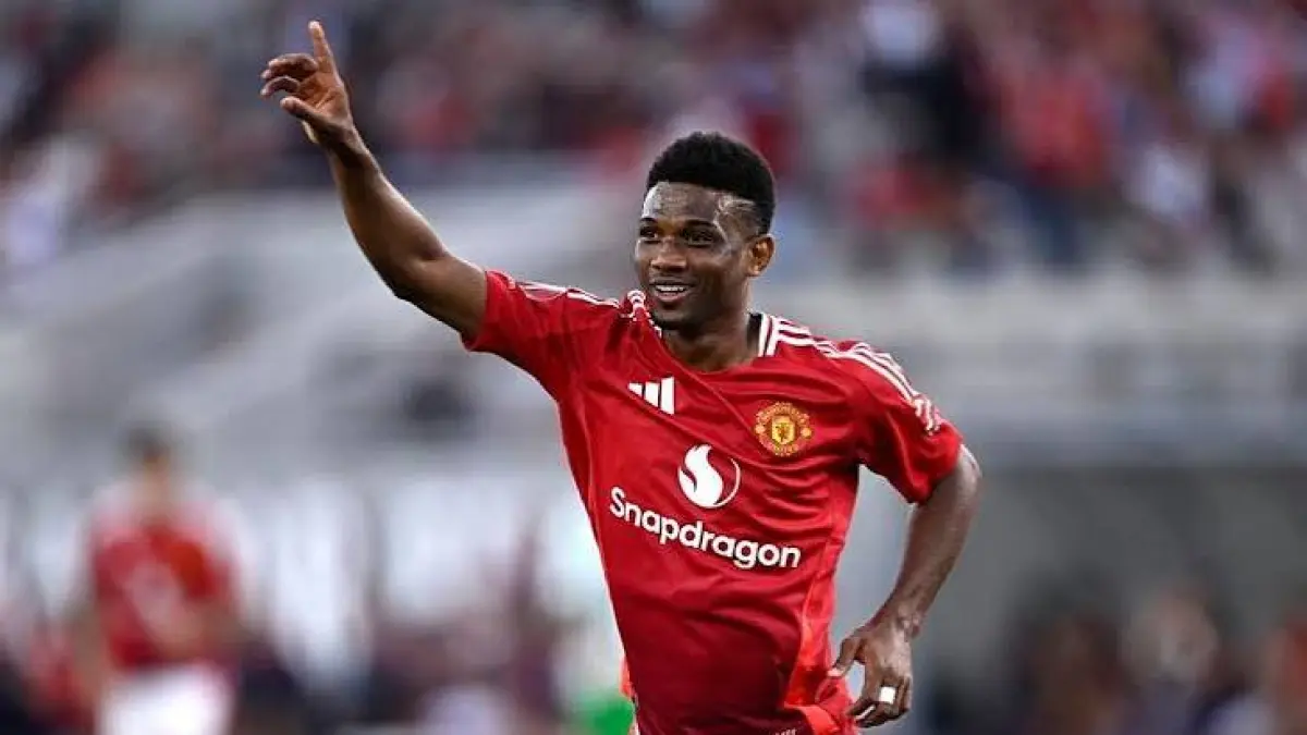 Aksi Amad Diallo saat membela Manchester United dalam lanjutan pertandingan. Kecepatan dan kelincahannya di sisi sayap terus memberikan kontribusi positif bagi tim. (sumber: Getty Images)
