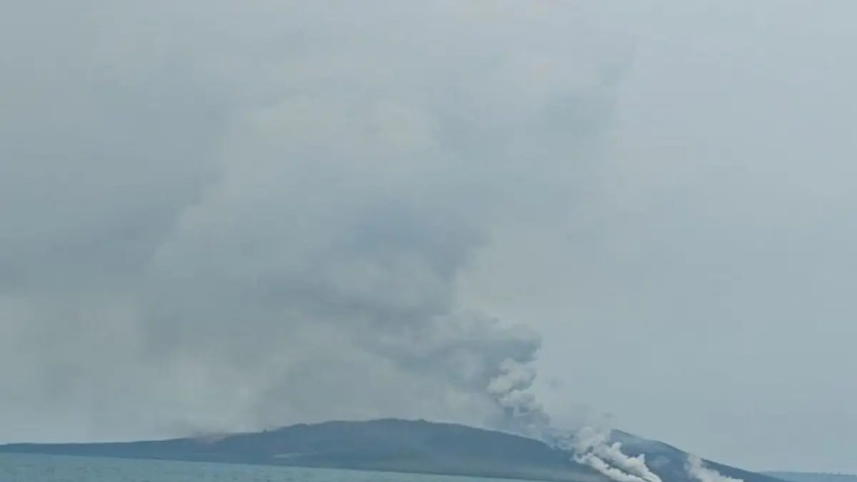 Aktivitas gunung anak Krakatau yang berada di perairan Selat Sunda, Kabupaten Lampung Selatan. (ANTARA/Riadi Gunawan)