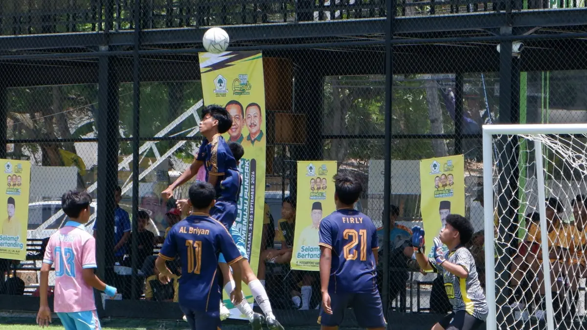 ADU KUAT: Pemain SMAN 2 Sumenep dan Pemain SMAN 2 Pamekasan berupaya menjangkau bola dalam laga 16 besar di Puri Dewata Mini Soccer, kemarin. FOTO: FAHMI JALIL/RADAR MADURA