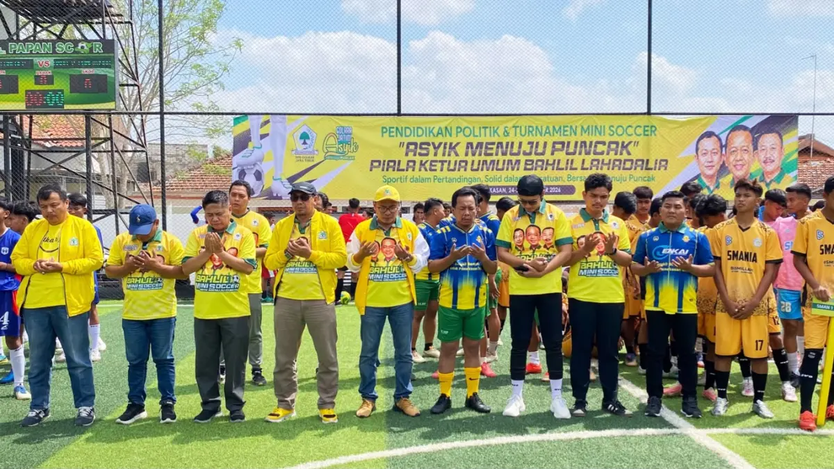 KOMPAK: Ketua Panitia Bahlil Mini Soccer Arif Fathoni (topi kuning), Direktur JPRM Abdul Aziz (empat dari kiri) beserta bersama pengurus DPD Partai Golkar Jatim dan pengurus DPD Partai Golkar se-Madura memanjatkan doa bersama para peserta.&nbsp; (FAHMI JALIL/RADAR MADURA)