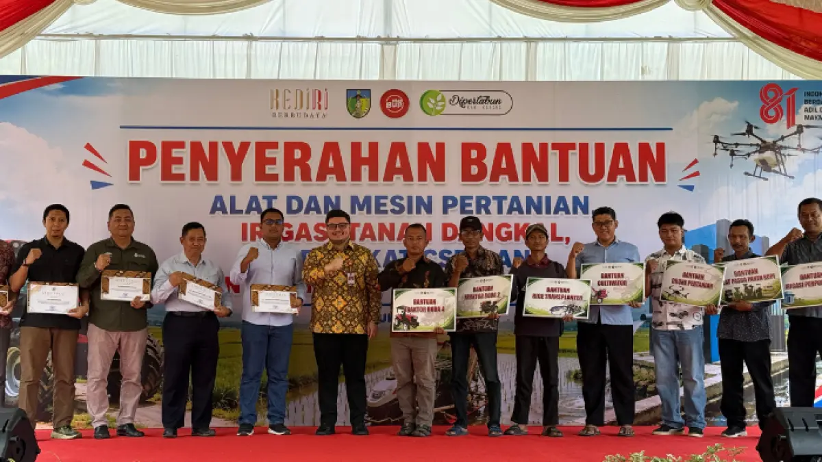 Bupati Dhito menyerahkan bantuan alat dan mesin pertanian (Foto: Wahyu Adji)