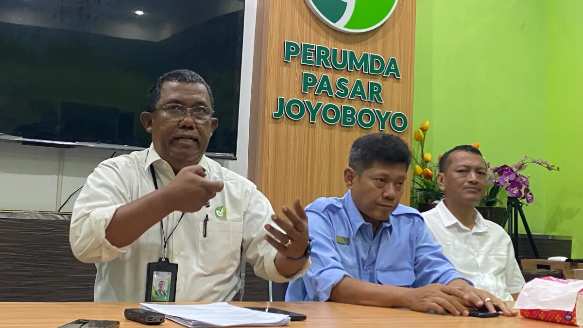 Direksi Perumda Pasar Joyoboyo Kota Kediri memberikan keterangan kepada media, Rabu (23/9). (Foto: Hilda Nurmala)