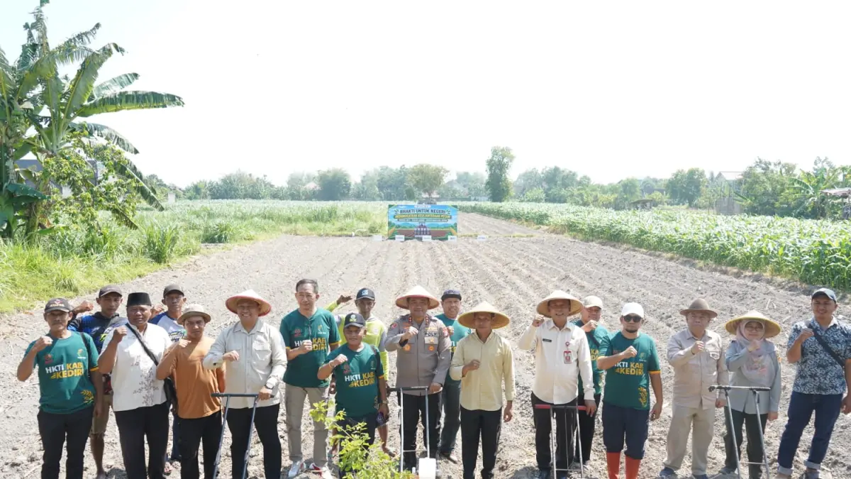 Kapolres Kediri berfoto dengan pejabat forkopimda serta para petani maupun HKTI. (Foto Polres Kediri)