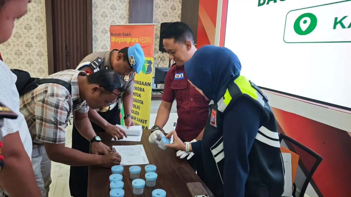 KETAT : Anggota Polres Kediri Kota jalani tes urine. Hasilnya semua negatif Narkoba. (Polres Kediri Kota for JPRK)
